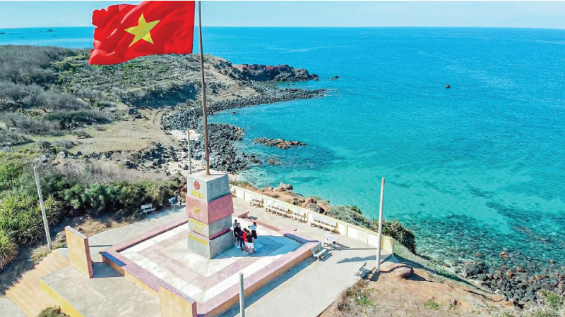 Cột cờ trên đảo Phú Quý